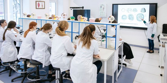 Собянин: В 136 школах Москвы работают профильные медицинские классы