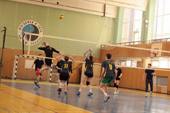 В Губкинском университете прошли игры отборочного этапа турнира по волейболу
