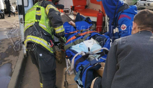 Спасатели помогли жительнице Северного Бутова, которая упала в квартире и не могла подняться