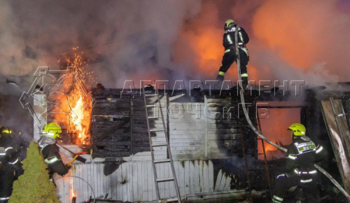 На 1-й Павлоградской улице сгорел частный жилой дом