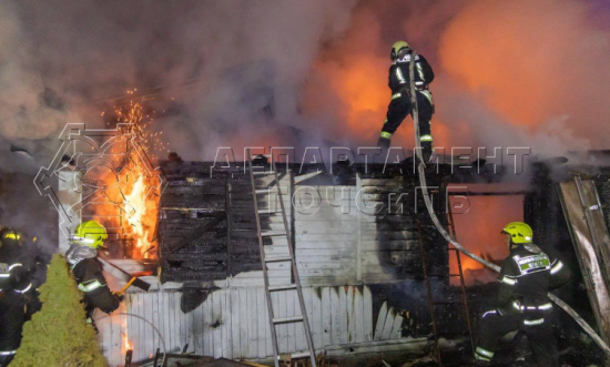 На 1-й Павлоградской улице сгорел частный жилой дом