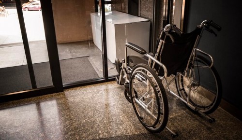 Полицейские из Южного Бутова задержали женщину, похитившую инвалидную коляску из подъезда