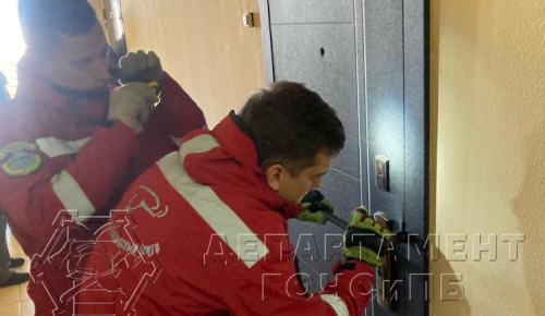 Спасатели помогли пенсионерке в запертой квартире на Ратной улице