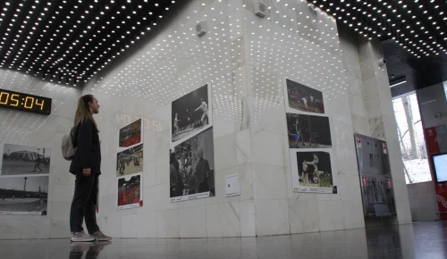 Фотовыставка о развитию большого тенниса в эскалаторной галерее на Воробьевых горах
