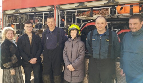 Газодымозащитники показали школьникам пожарно-спасательную технику