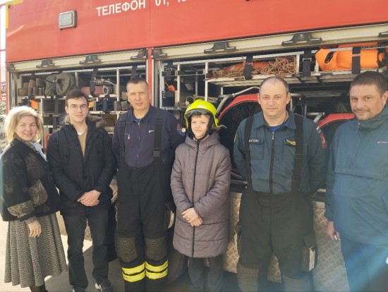 Газодымозащитники показали школьникам пожарно-спасательную технику
