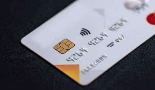 Полицейские из Черемушек задержали мужчину, подобравшего и использовавшего чужую карту