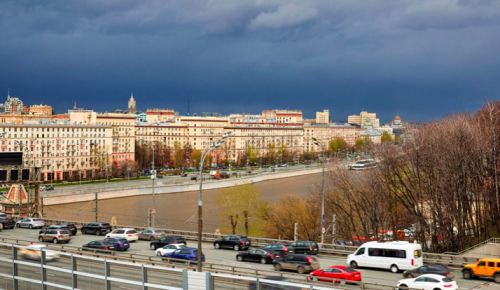 Гроза и дожди: москвичей предупредили о сильном ухудшении погоды