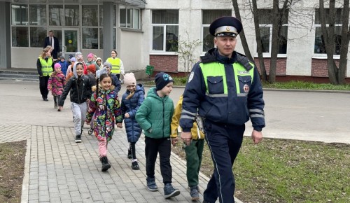 На юго-западе столицы инспекторы ДПС показали школьникам безопасный маршрут «Дом-Школа-Дом»