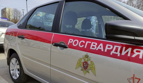 Сотрудники Росгвардии предотвратили возгорание автомобиля в Москве