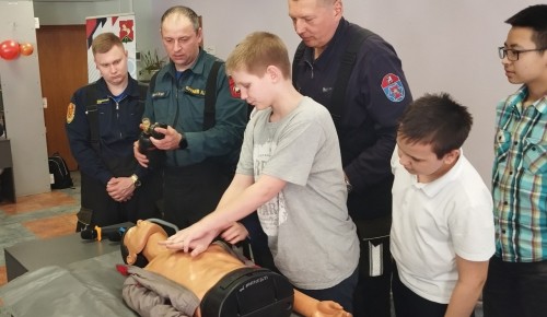 Спасатели показали жителям района Коньково приемы оказания первой помощи