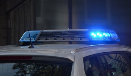 Сверток с наркотиками выпал из брюк пассажира такси при разговоре с полицейскими из ЮЗАО