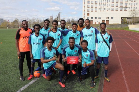 Команда Губкинского университета заняла третье место на турнире по футболу