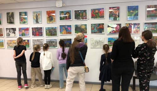 Работы юных художников показали на выставке «Поезд Победы» в центре «Моцарт»