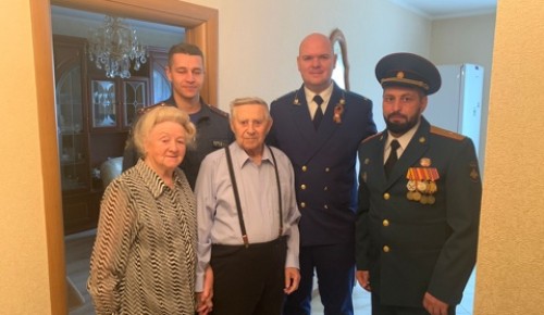 Руководство Черемушкинской межрайонной прокуратуры приняло участие в поздравлении ветерана с Днём Победы