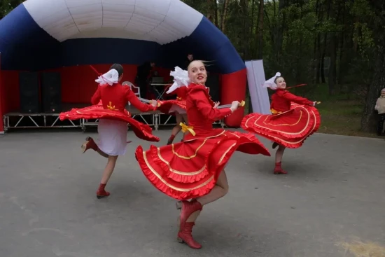 Танцы, песни и теплые воспоминания. Как празднуют 9 Мая в парке «Сосенки»