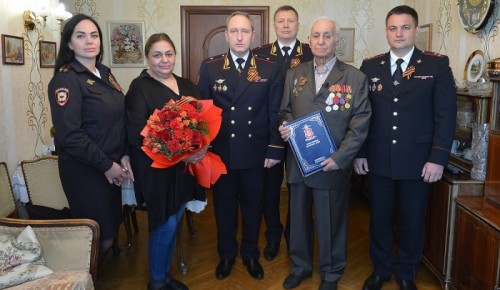 Заместитель начальника столичной полиции Сергей Уколов поздравил ветерана Великой Отечественной войны