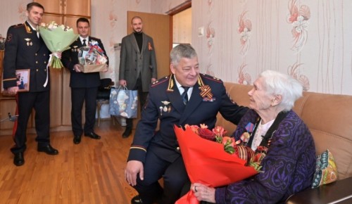 Начальник московской полиции Олег Баранов поздравил ветерана с 79-й годовщиной Победы в Великой Отечественной войне