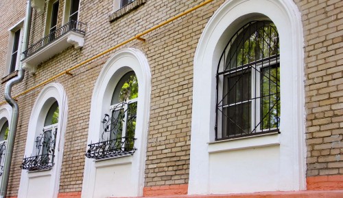 Дом с арочными окнами отремонтировали на ул. Кедрова