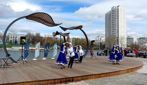 На Коньковских прудах прошел фестиваль творческих коллективов «Созвездия Коньково»