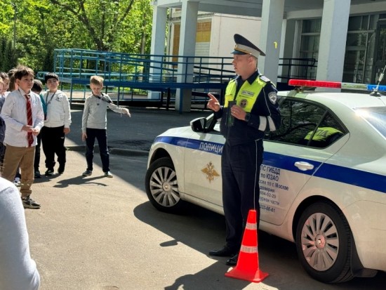 На юго-западе столицы инспекторы ГИБДД провели профилактическое мероприятие «Дорожные знаки – наши друзья»