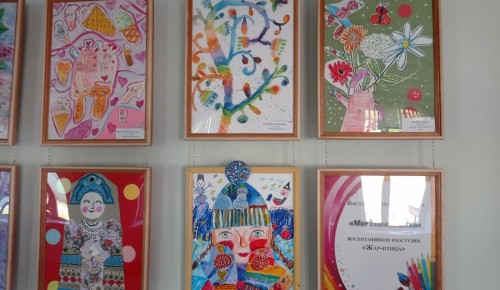 В школе №2086 открылась выставка «Мир глазами детей»
