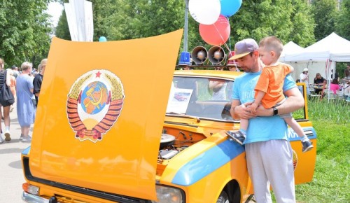 В День защиты детей в Воронцовском парке сотрудники полиции УВД по ЮЗАО и ОС при УВД представили «полицейские шатры» и выставку автопарка