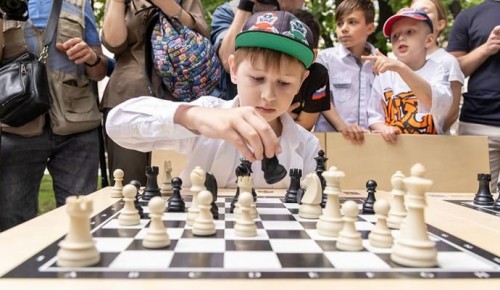 В рамках проекта «Лето в Москве. Все на улицу!» открылся шахматный клуб