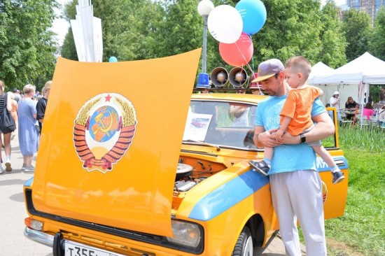 В День защиты детей в Воронцовском парке сотрудники полиции УВД по ЮЗАО и ОС при УВД представили «полицейские шатры» и выставку автопарка