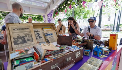 Бижутерия, открытки и фарфор: что можно найти на винтажном рынке «Лета в Москве»