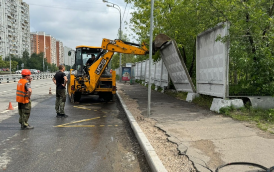 На бульваре Дмитрия Донского демонтируют аварийное бетонное ограждение