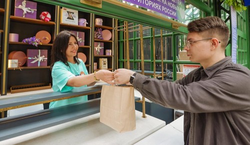 На фестивальных площадках в ЮЗАО открыли «Домики добра» для сбора гуманитарной помощи