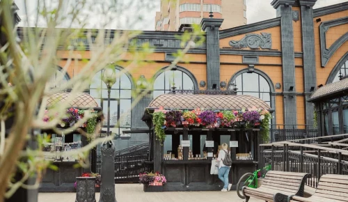 Теплая погода и кратковременные дожди ожидаются в ЮЗАО в выходные