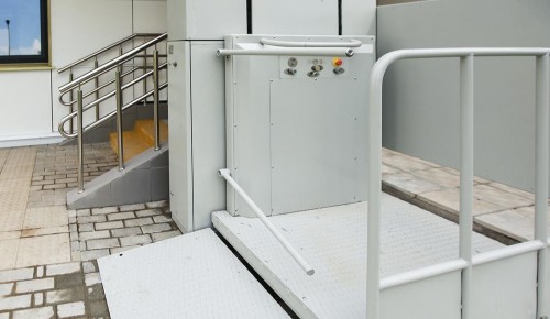 В Котловке в домах с 2015 года установили два подъемника для маломобильных жильцов