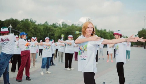 Поддержание физической формы и хорошего настроения. На Воробьёвых горах прошла «Зарядка долголетия»