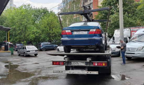 В Северном Бутове увезли на стоянку временного хранения три брошенных автомобиля