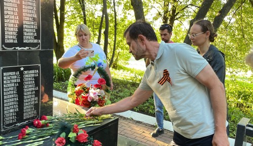 Депутат Мосгордумы Александр Семенников поучаствовал в акции «Свеча памяти» в Северном Бутове