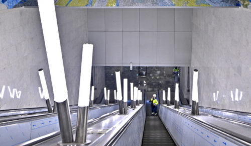 На станции метро «Университет Дружбы Народов» установили все светильники в эскалаторной зоне