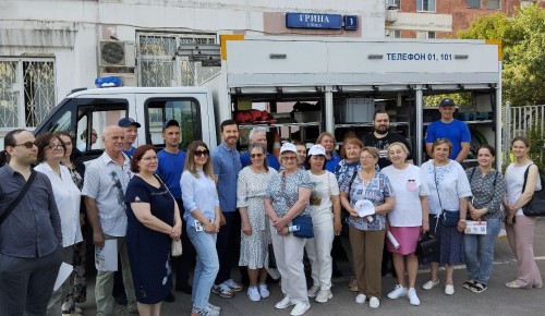 Спасатели поделились профессиональным опытом с жителями района Северное Бутово