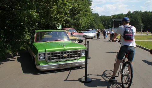 Выставка уникальных автомобилей к Дню молодежи на юго-западе Москвы