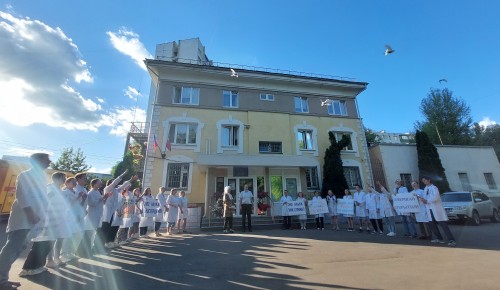 В честь выдвижения в депутаты Мосгордумы российского учёного в небо над ЮЗАО взлетели белые голуби