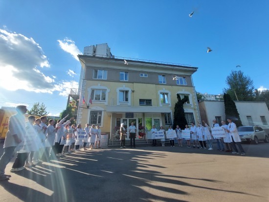 В честь выдвижения в депутаты Мосгордумы российского учёного в небо над ЮЗАО взлетели белые голуби