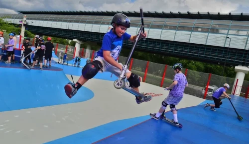 Хоп, бэкфлип и барспин. Этим и другим трюкам можно научиться в новом скейт-парке в Южном Бутове