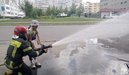 Участники летнего творческого интенсива Центра спорта и досуга "Атлант" посетили 56 пожарно-спасательную часть