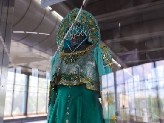 На станции метро «Воробьевы горы» открыли выставку костюмов артистов ансамбля Александра Александрова