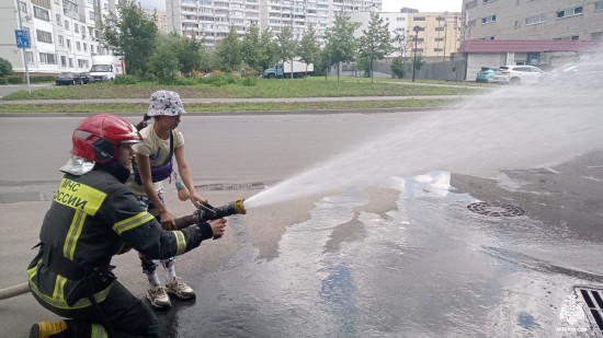 Участники летнего творческого интенсива Центра спорта и досуга "Атлант" посетили 56 пожарно-спасательную часть