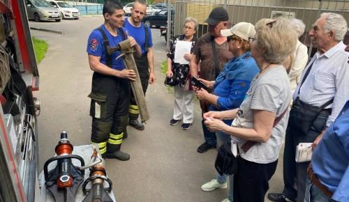 В районе Черемушки жители встретились с пожарными