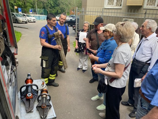 В районе Черемушки жители встретились с пожарными