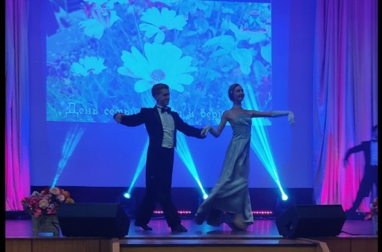 В Префектуре ЮЗАО Москвы прошел праздничный концерт в преддверии Дня семьи, любви и верности