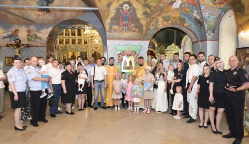 Семьи московских полицейских поучаствовали в богослужении в честь Дня семьи, любви и верности